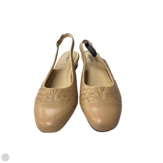 Shoes Flats By Trotters In Beige, Size: 9