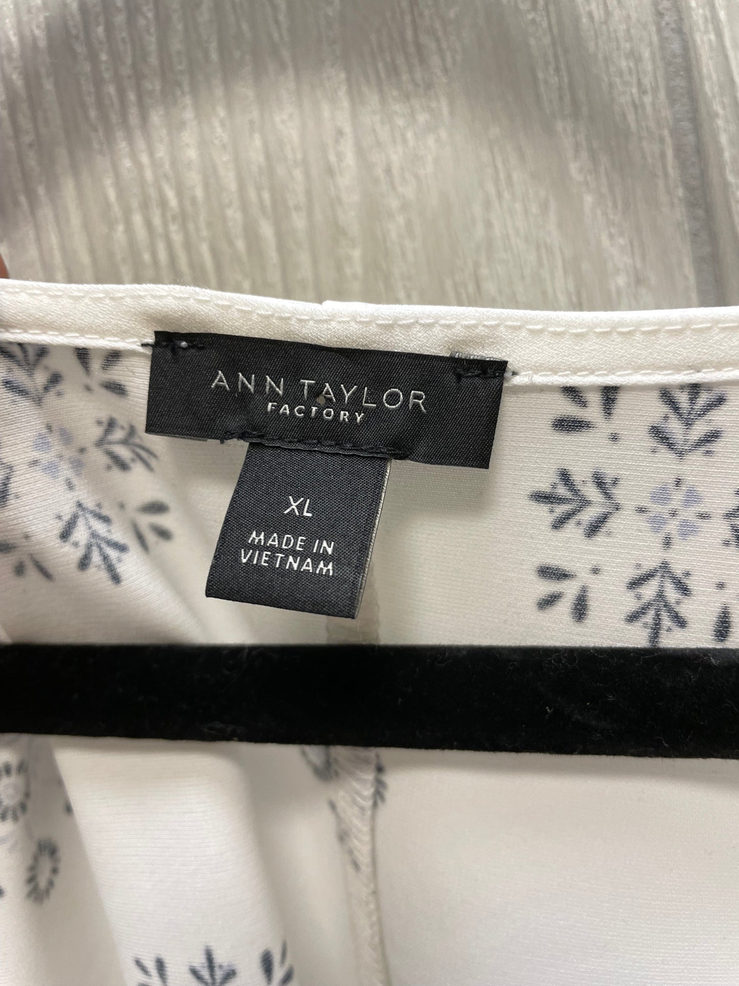 Top Short Sleeve By Ann Taylor O  Size: Xl