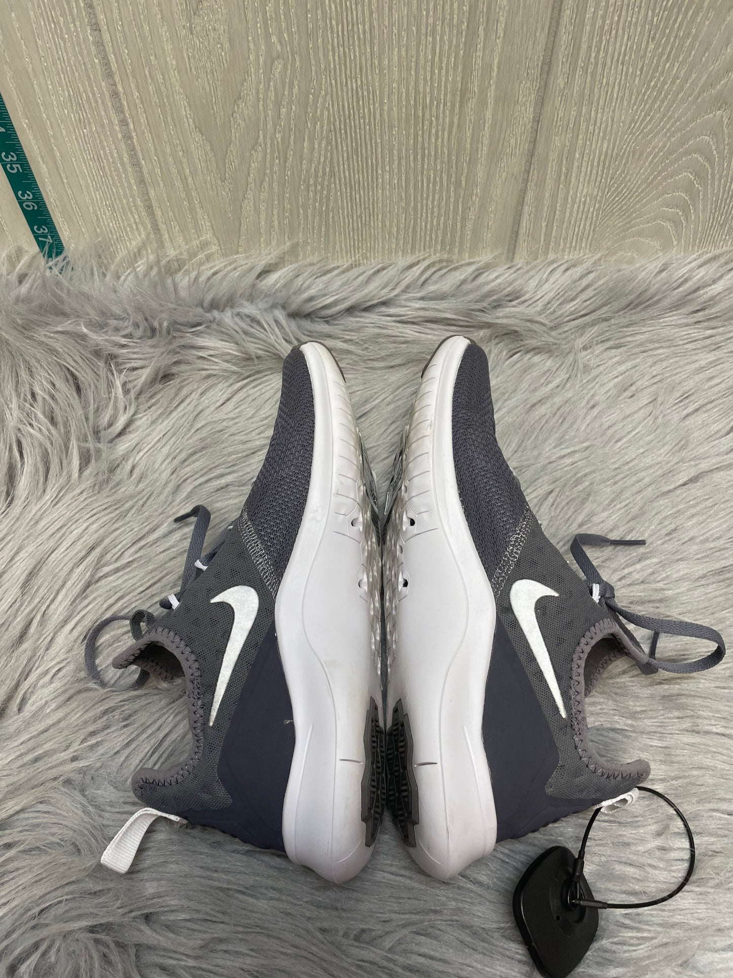 Shoes Athletic By Nike In Grey & White, Size: 7