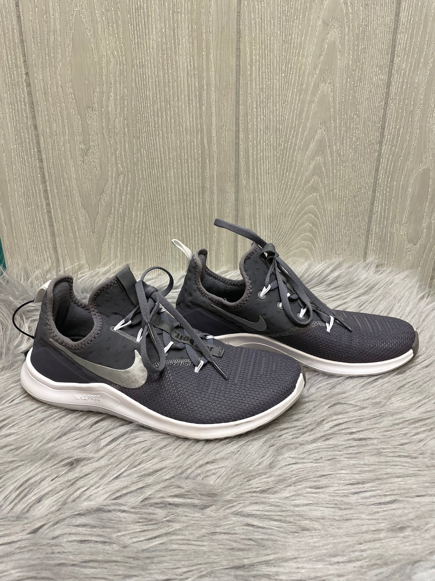 Shoes Athletic By Nike In Grey & White, Size: 7