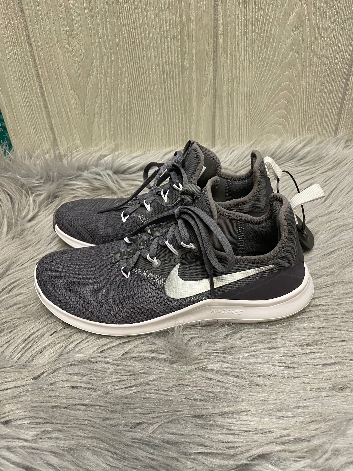 Shoes Athletic By Nike In Grey & White, Size: 7