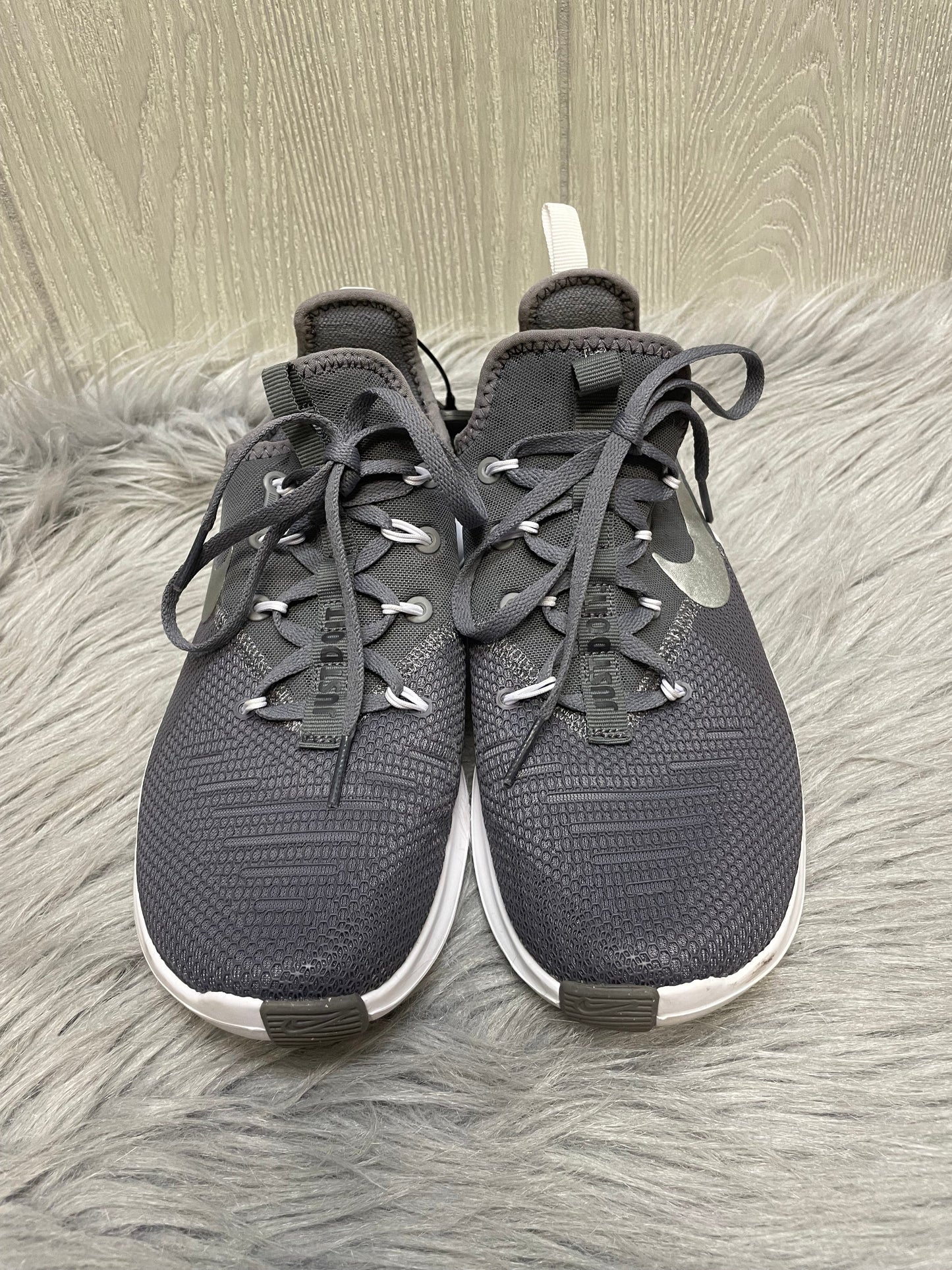 Shoes Athletic By Nike In Grey & White, Size: 7