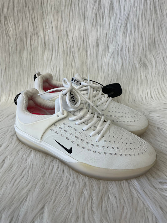 Shoes Sneakers By Nike In White, Size: 9