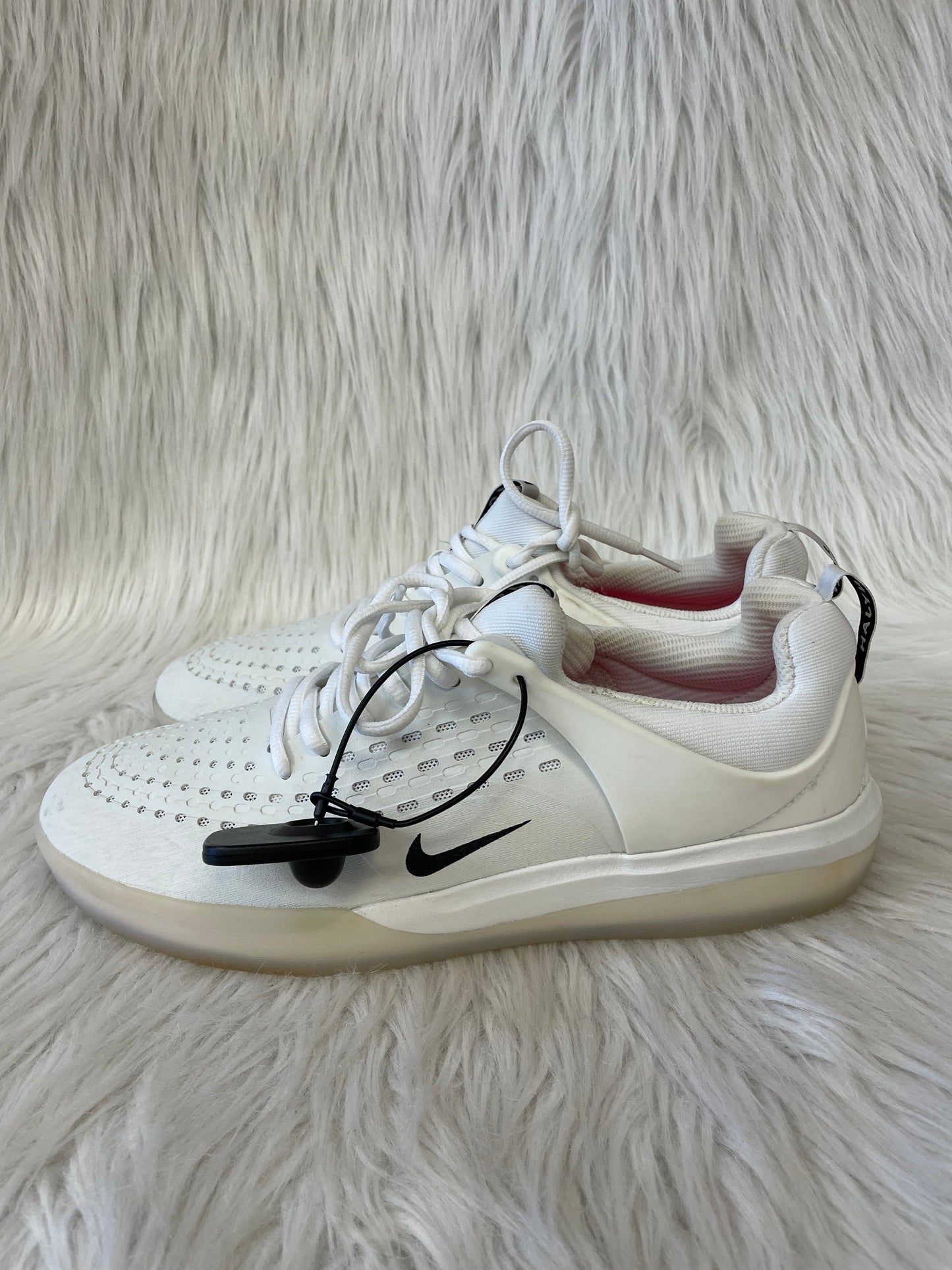 Shoes Sneakers By Nike In White, Size: 9