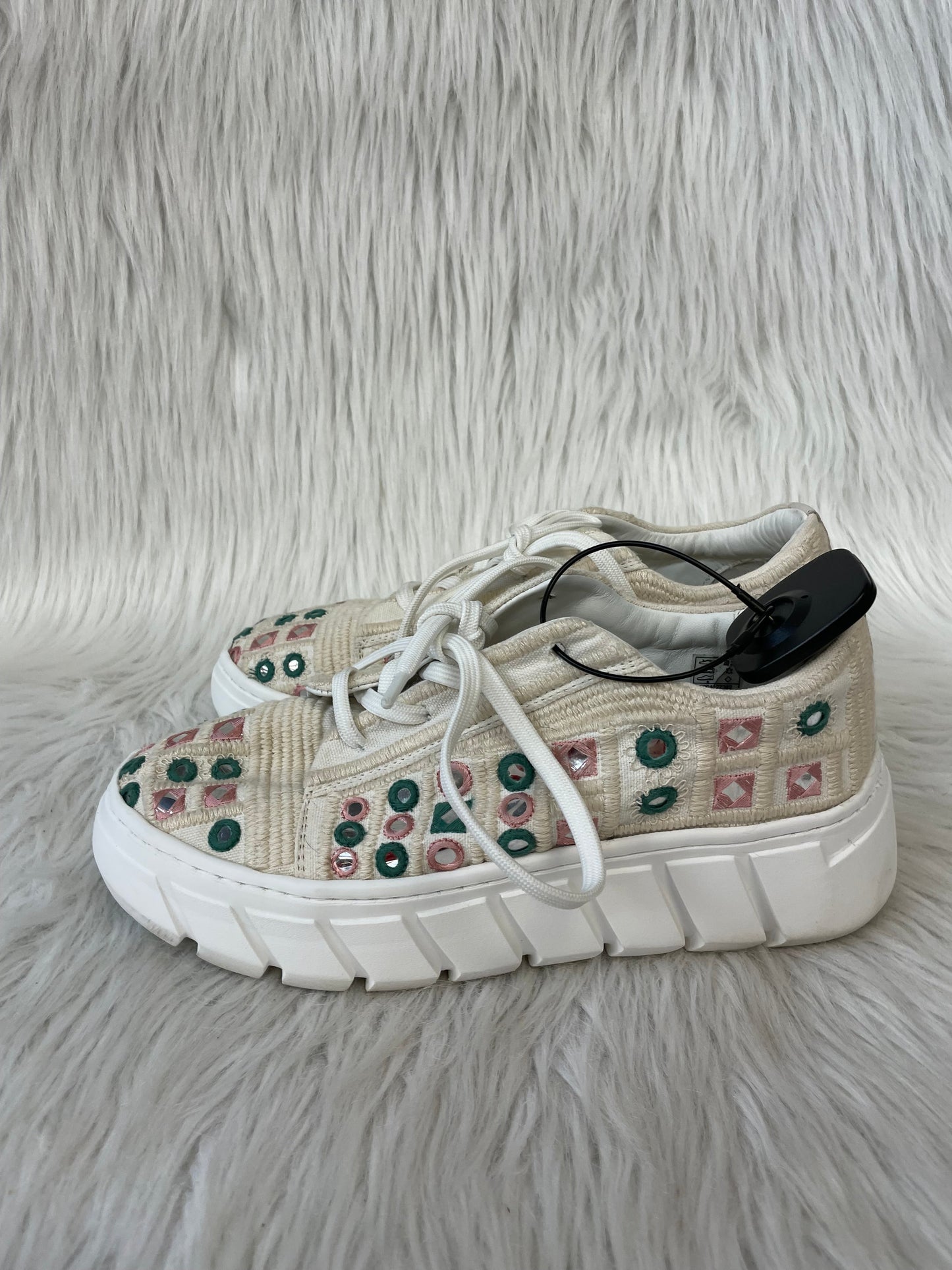 Shoes Sneakers By Free People In Cream & Green, Size: 6.5