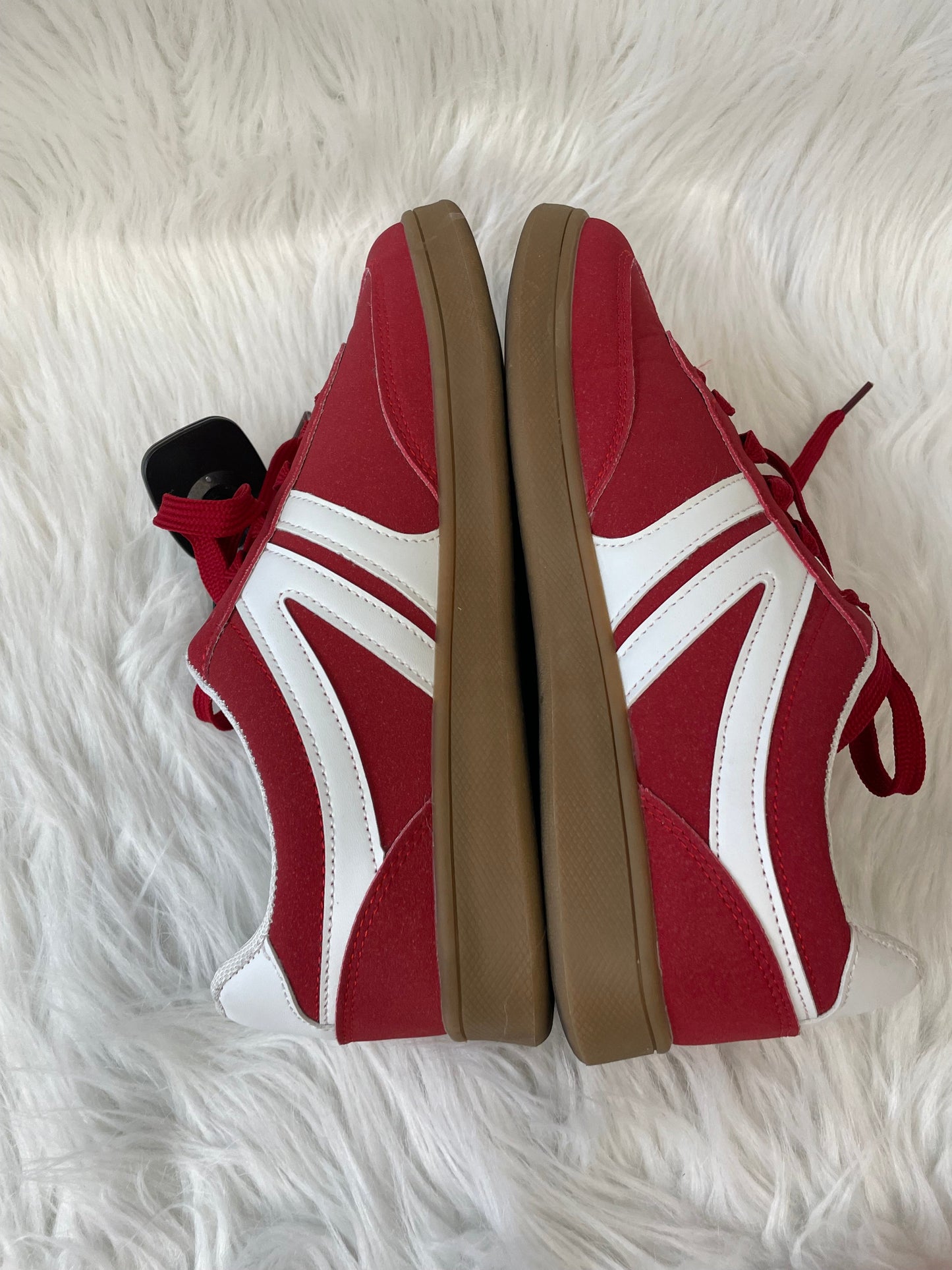 Shoes Sneakers By Clothes Mentor In Red & White, Size: 10