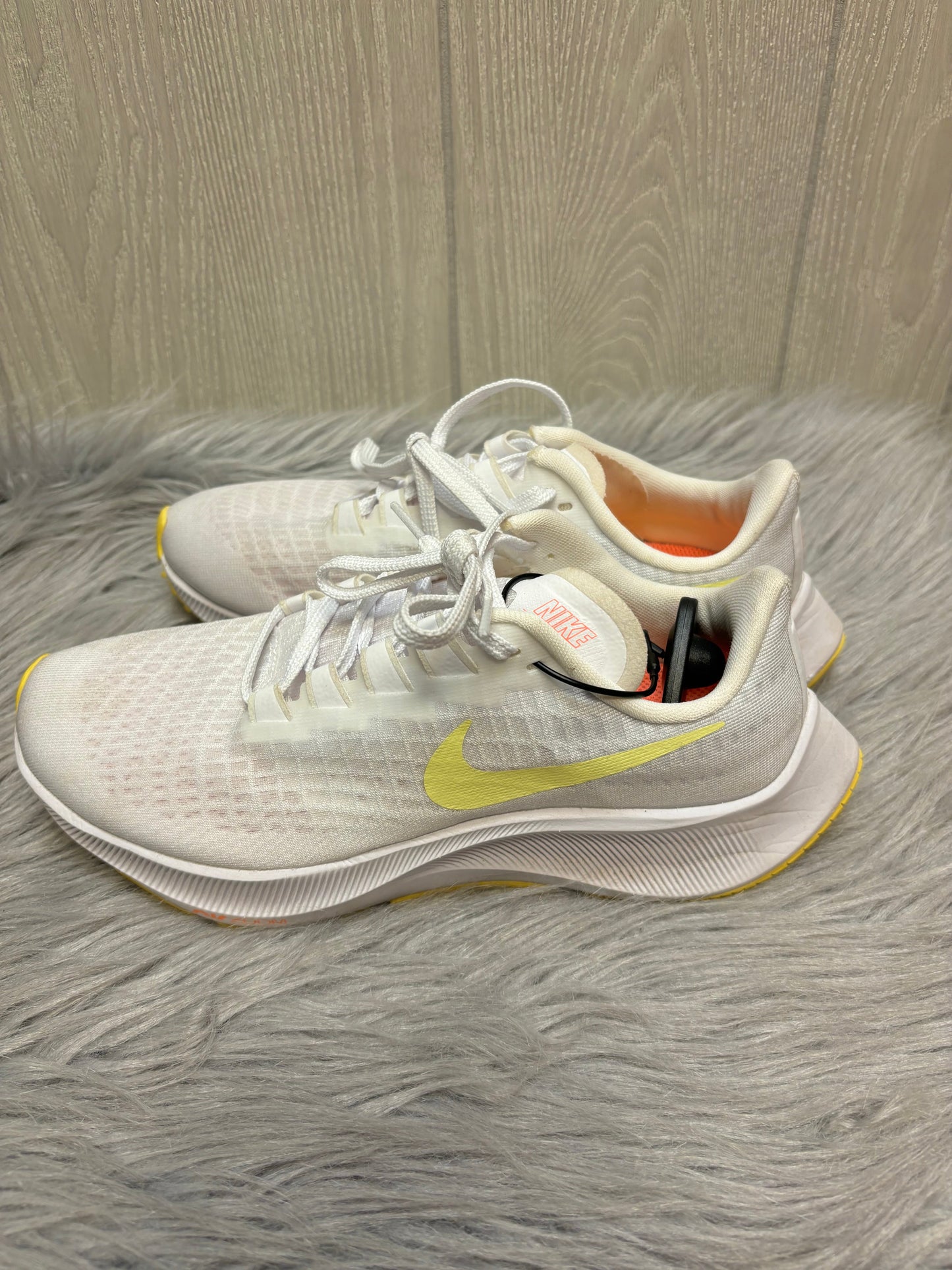 Shoes Athletic By Nike In Cream, Size: 7