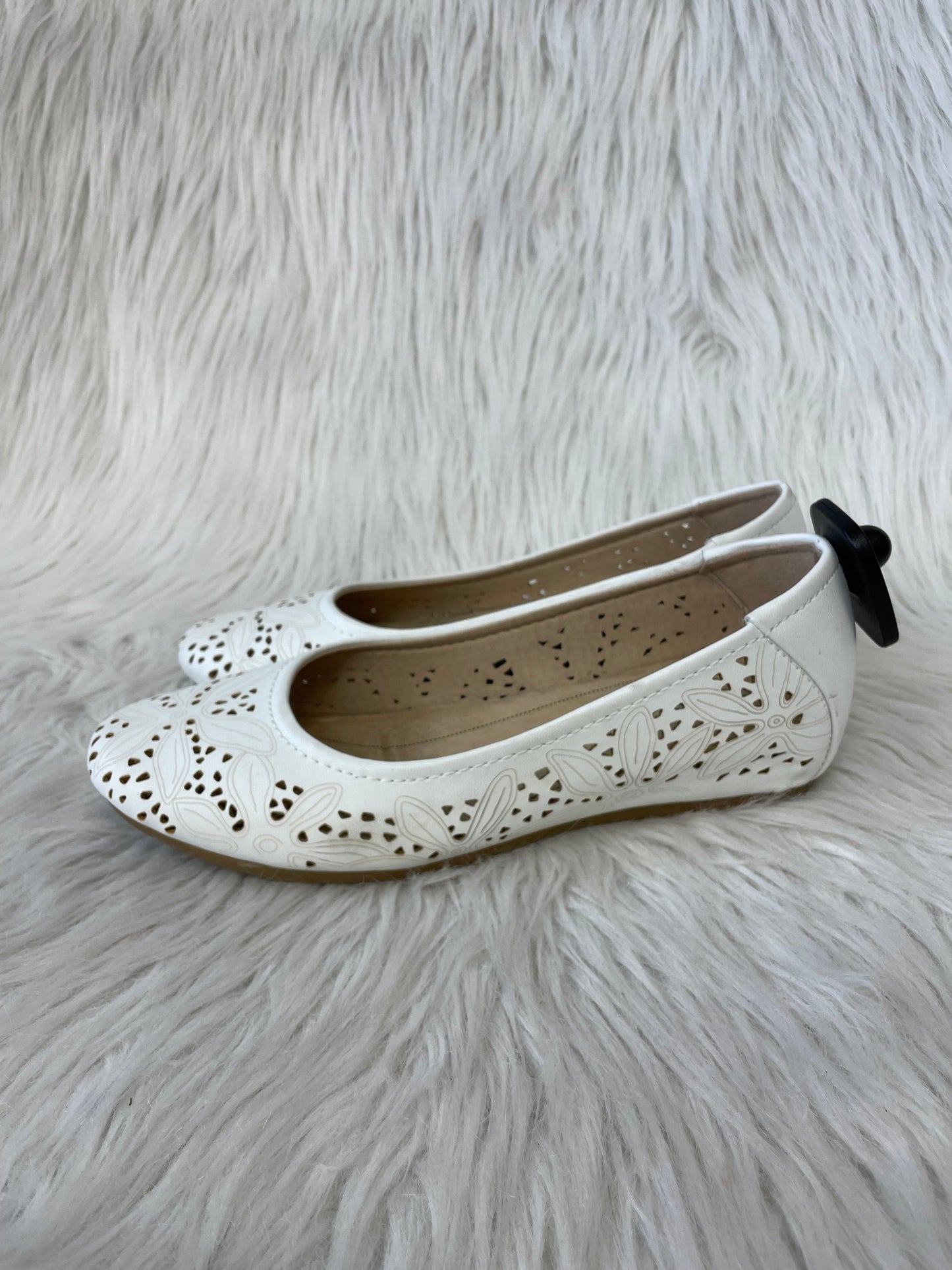 Shoes Flats By Bare Traps In White, Size: 7.5