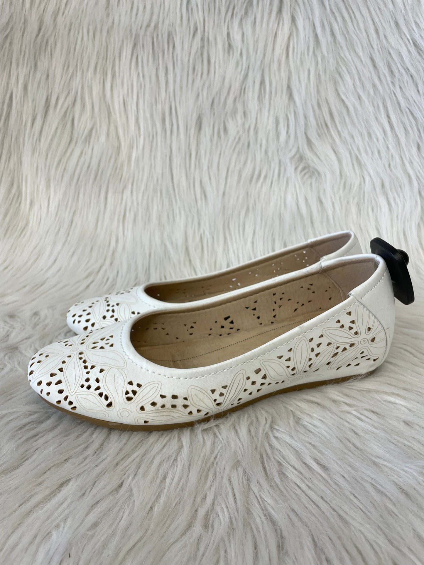 Shoes Flats By Bare Traps In White, Size: 7.5