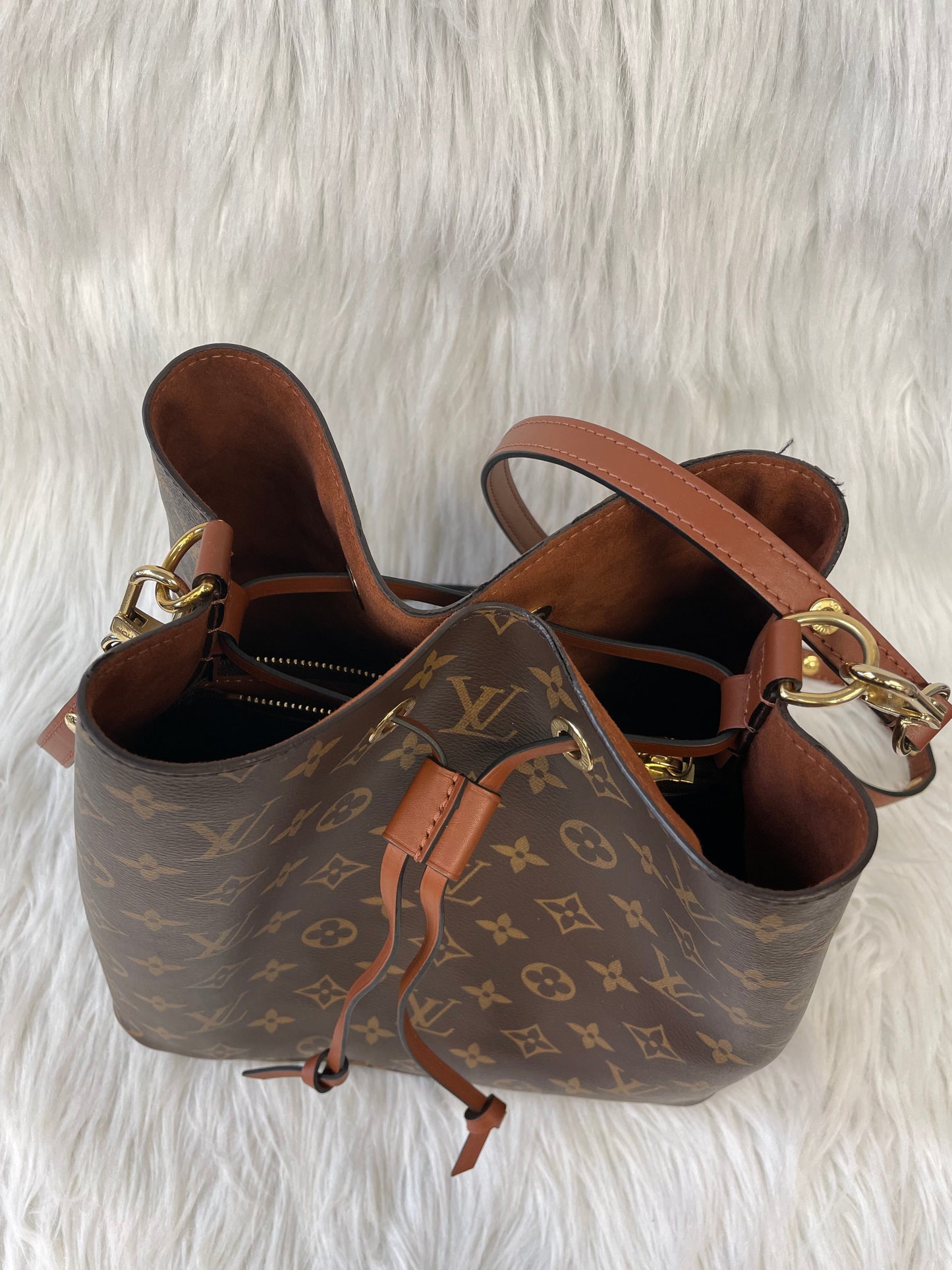 Crossbody Luxury Designer By Louis Vuitton, Size: Medium