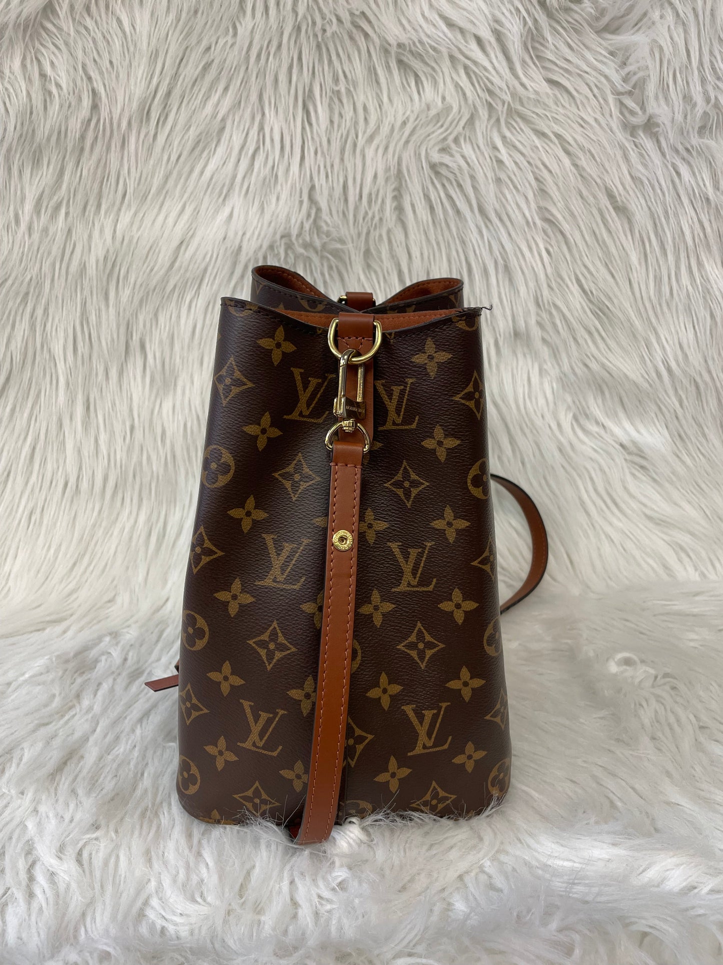 Crossbody Luxury Designer By Louis Vuitton, Size: Medium