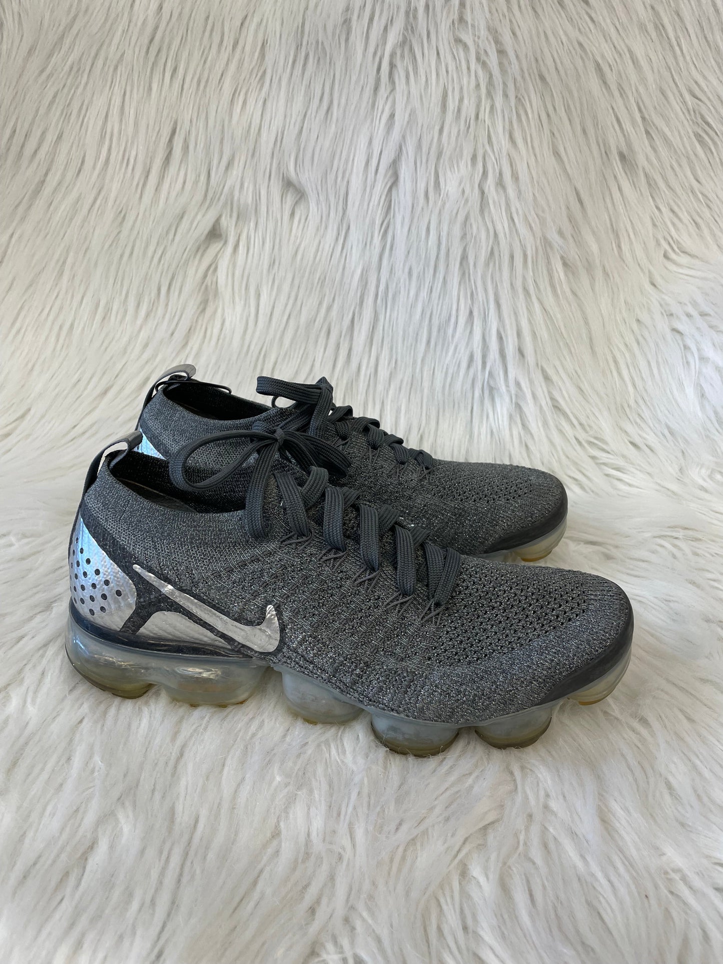 Shoes Sneakers By Nike In Grey, Size: 7