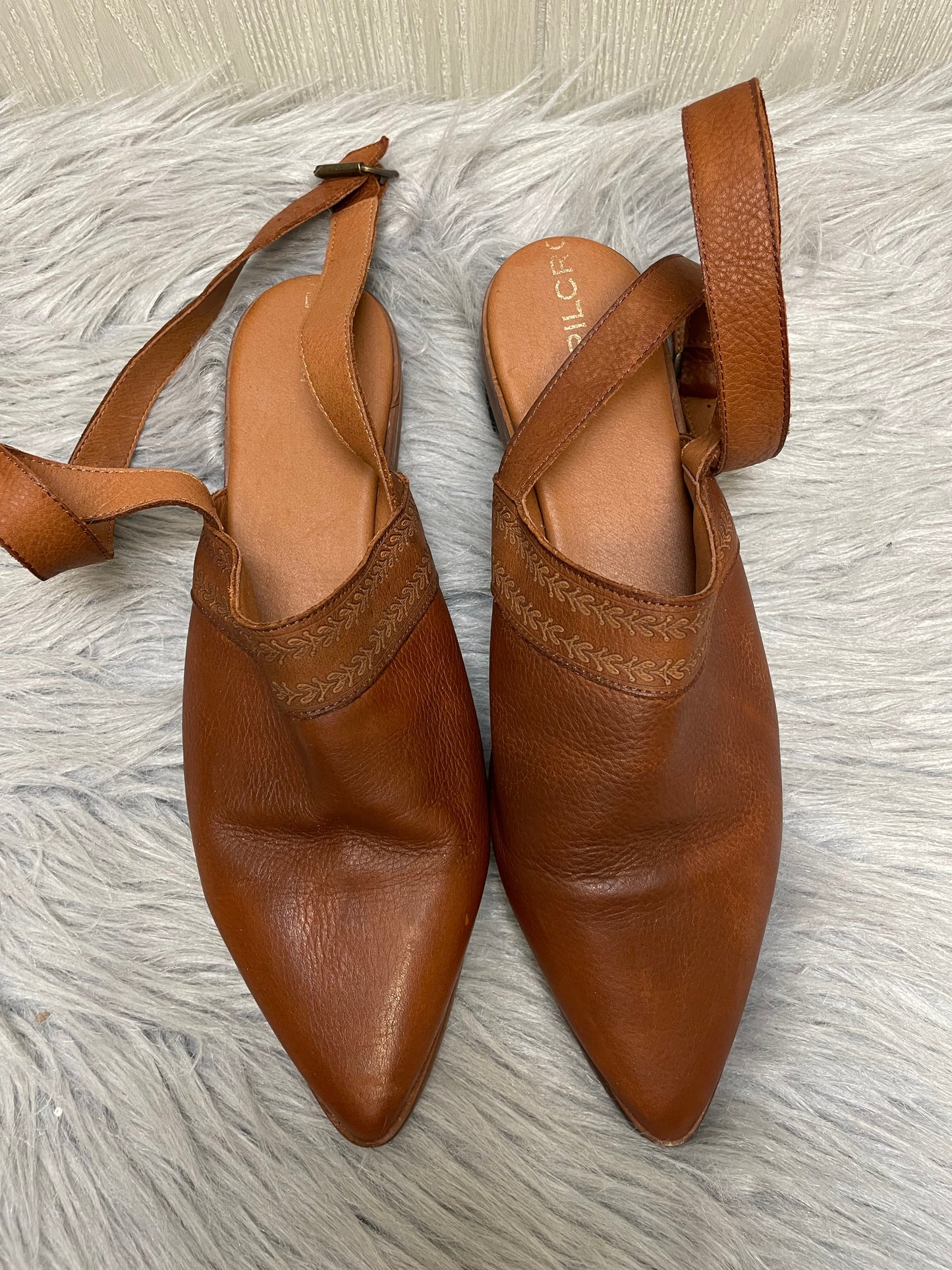 Brown Shoes Flats Pilcro, Size 9