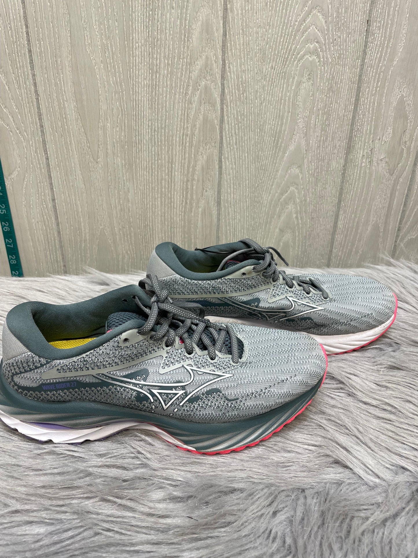 Shoes Athletic By Mizuno In Grey & Pink, Size: 7.5