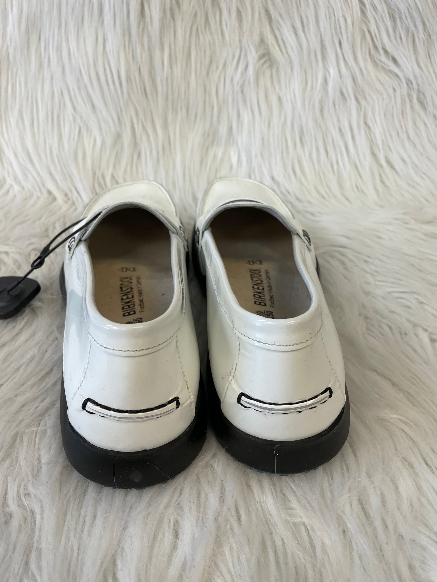 Shoes Flats By Birkenstock In White, Size: 8.5