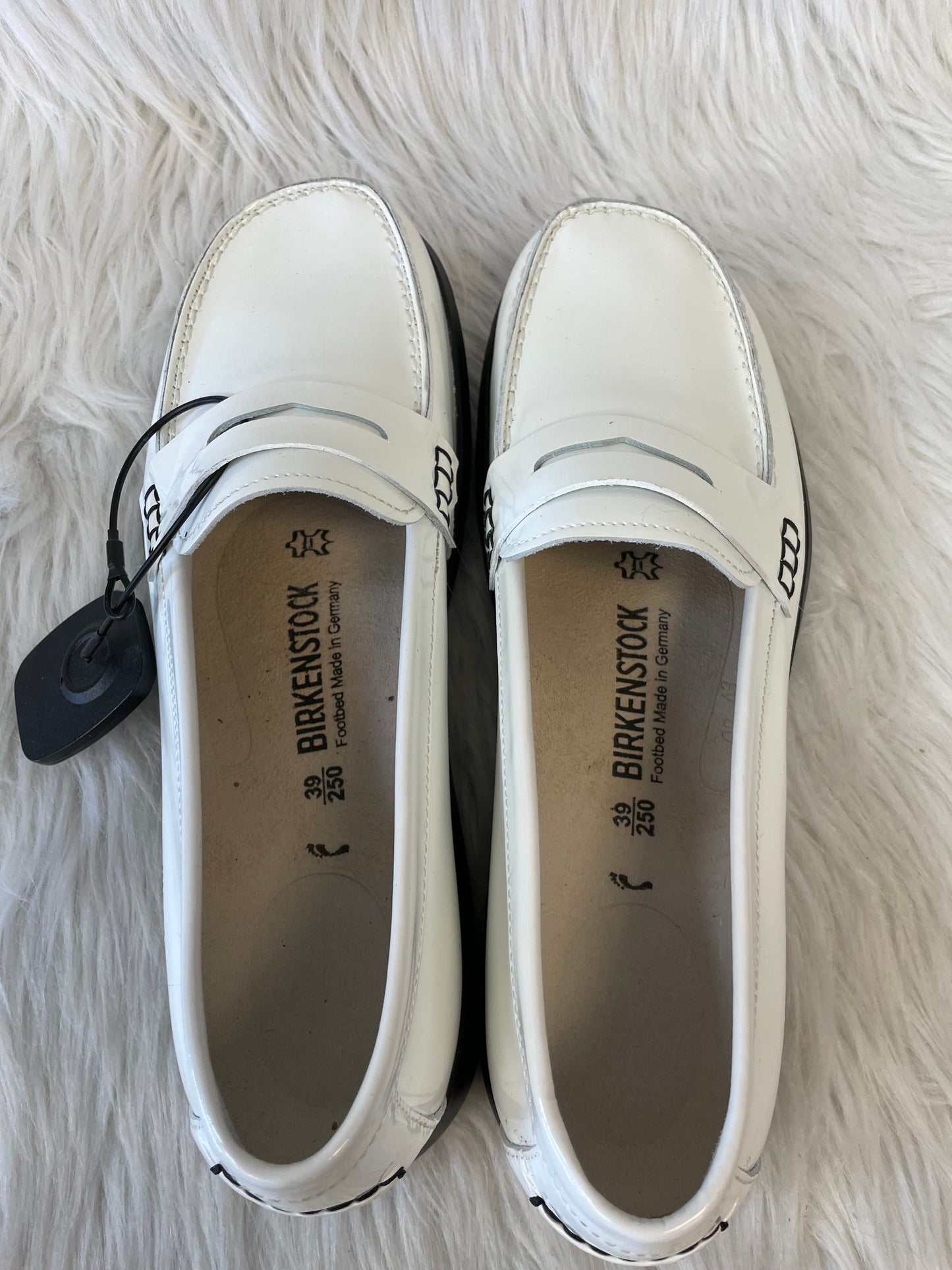 Shoes Flats By Birkenstock In White, Size: 8.5