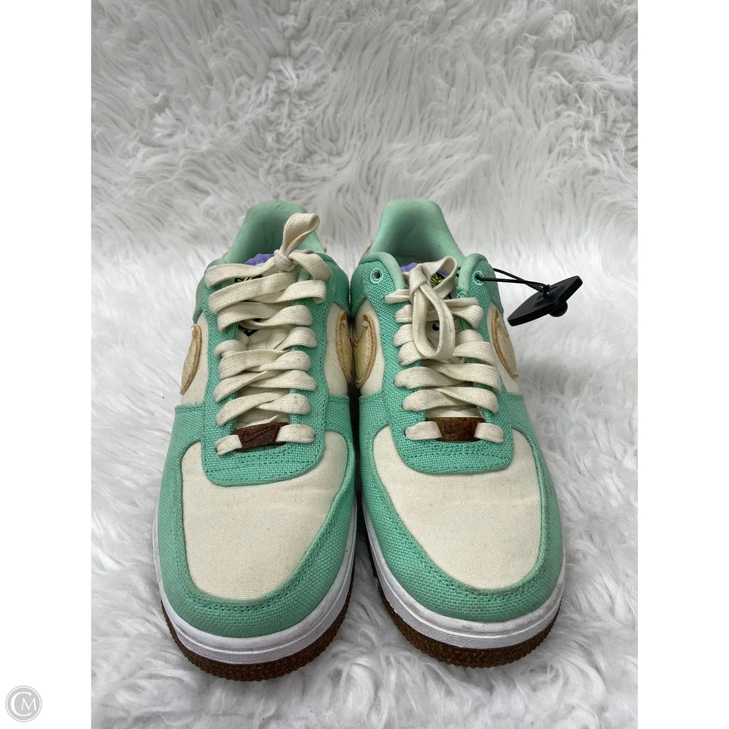 Shoes Sneakers By Nike In Cream & Green, Size: 9