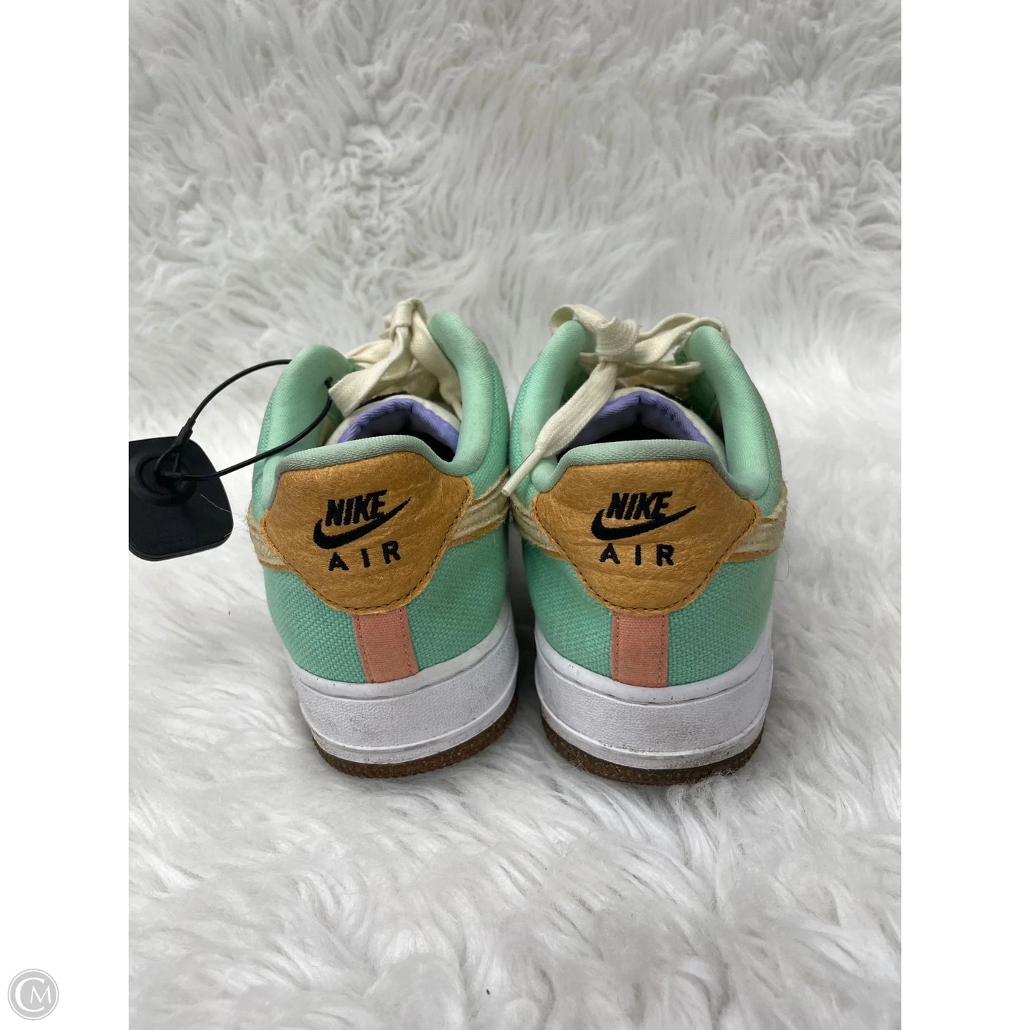 Shoes Sneakers By Nike In Cream & Green, Size: 9