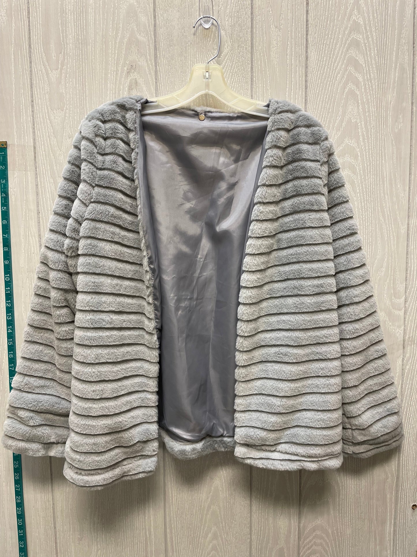 Coat Faux Fur & Sherpa By Clothes Mentor In Grey, Size: L