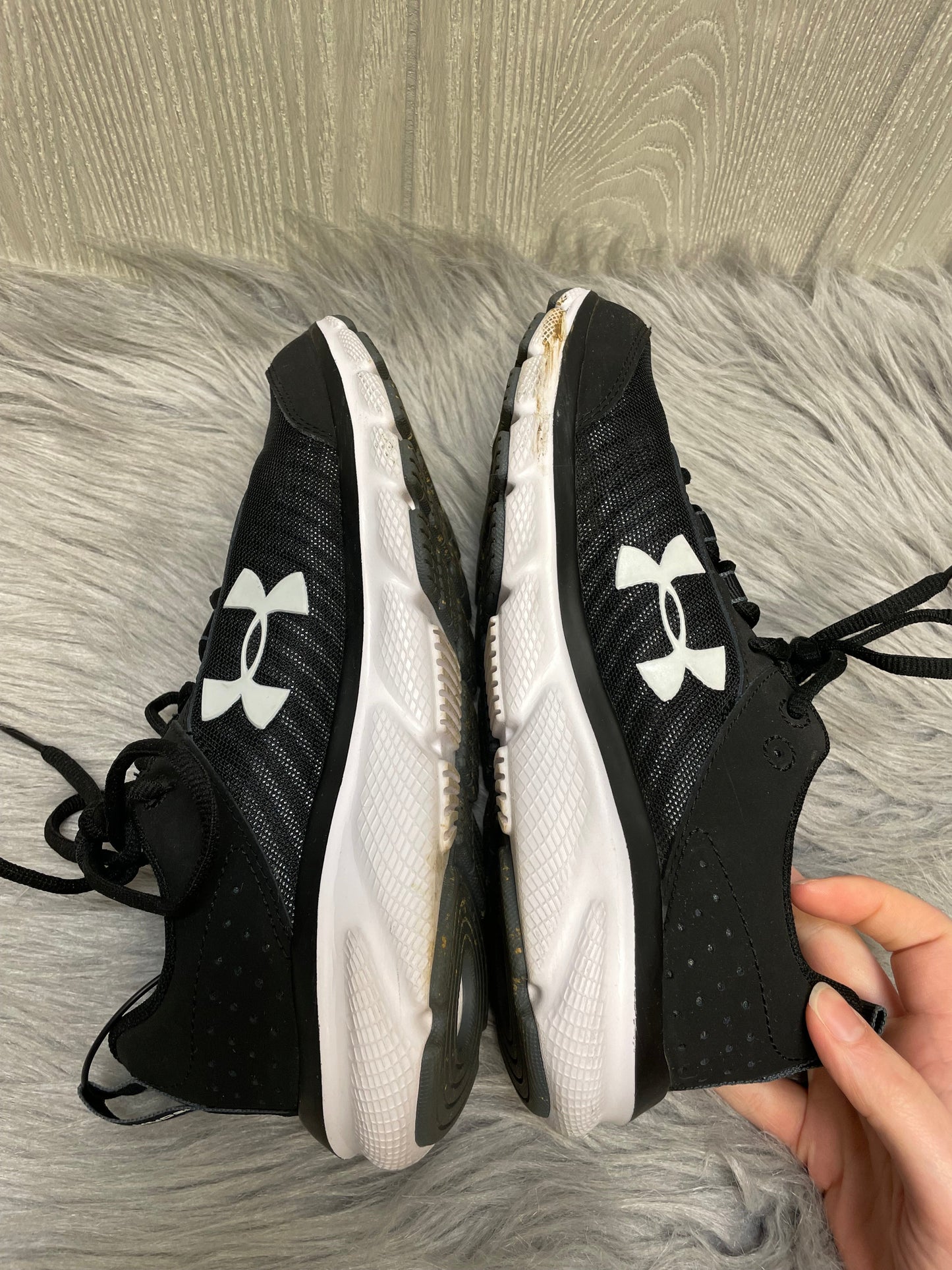 Shoes Athletic By Under Armour In Black & White, Size: 7.5