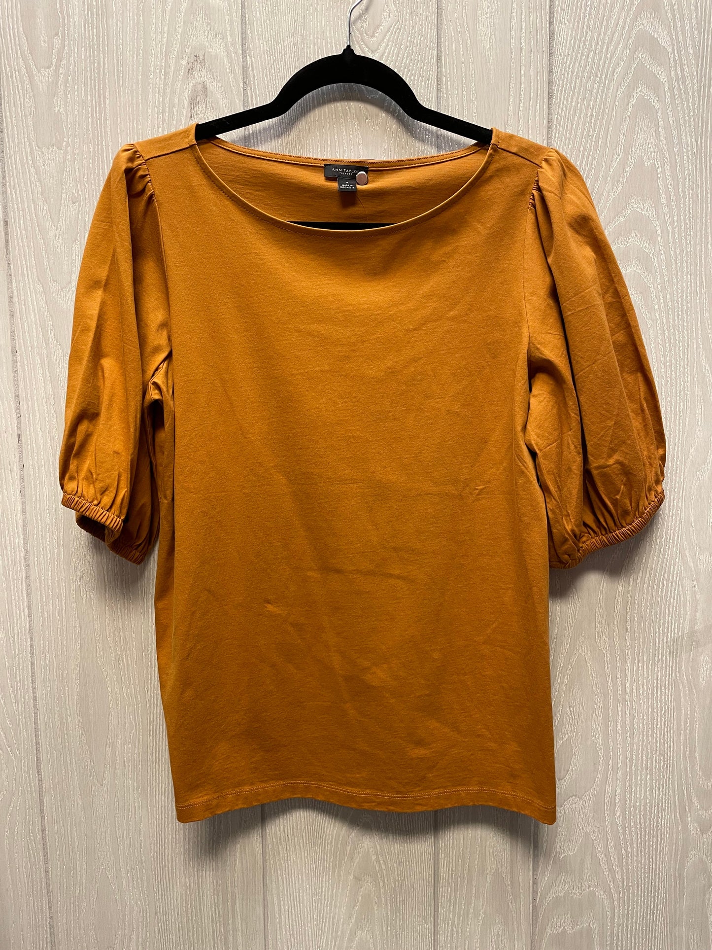 Top Short Sleeve By Ann Taylor In Gold, Size: M