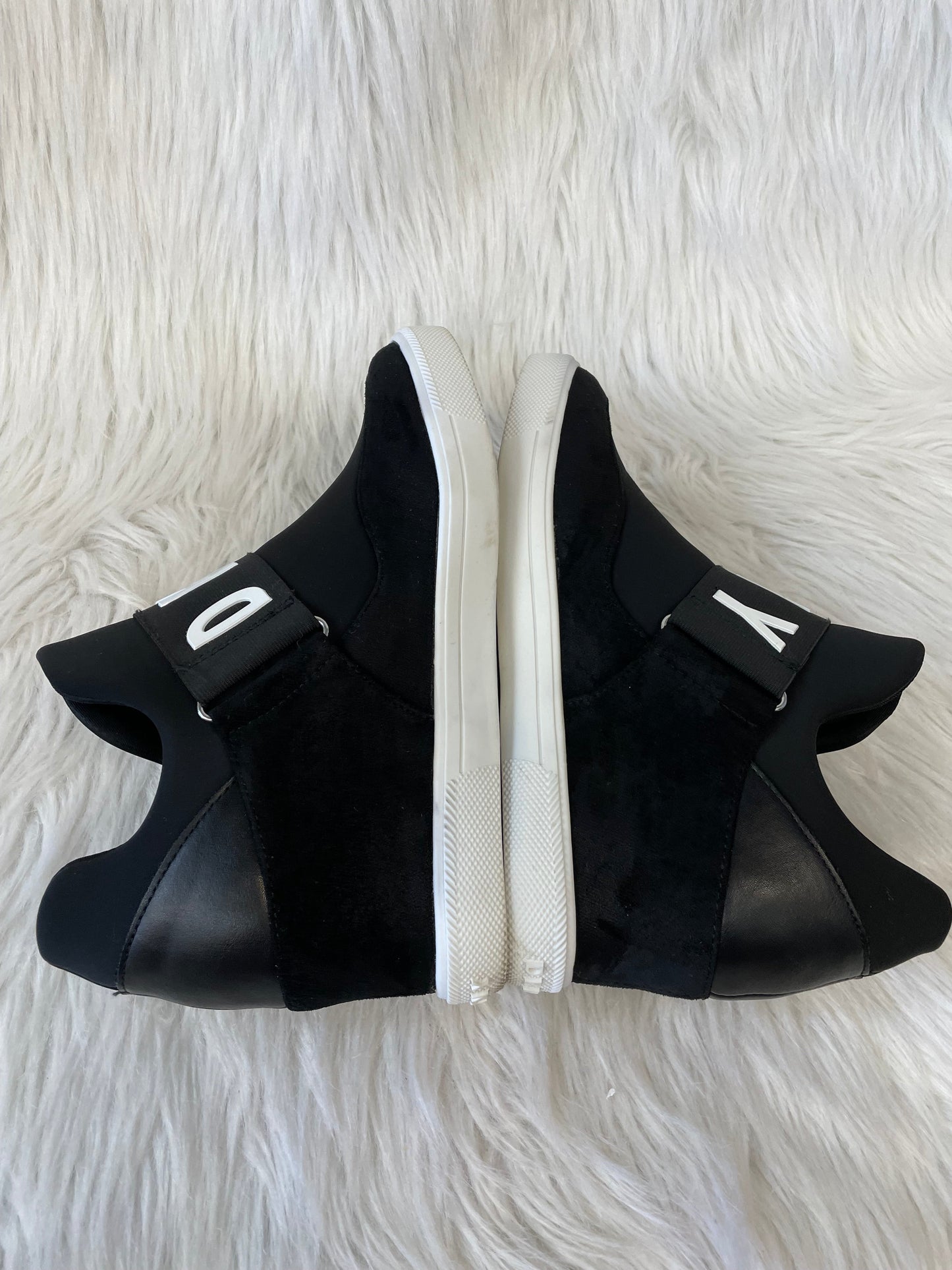 Shoes Sneakers By Dkny In Black & White, Size: 9