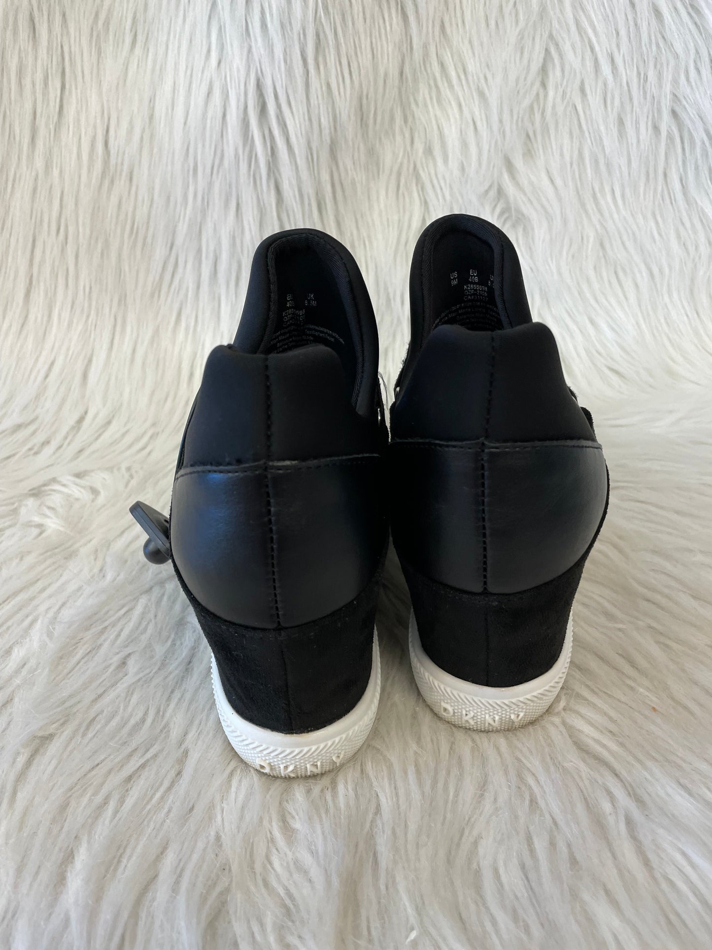 Shoes Sneakers By Dkny In Black & White, Size: 9