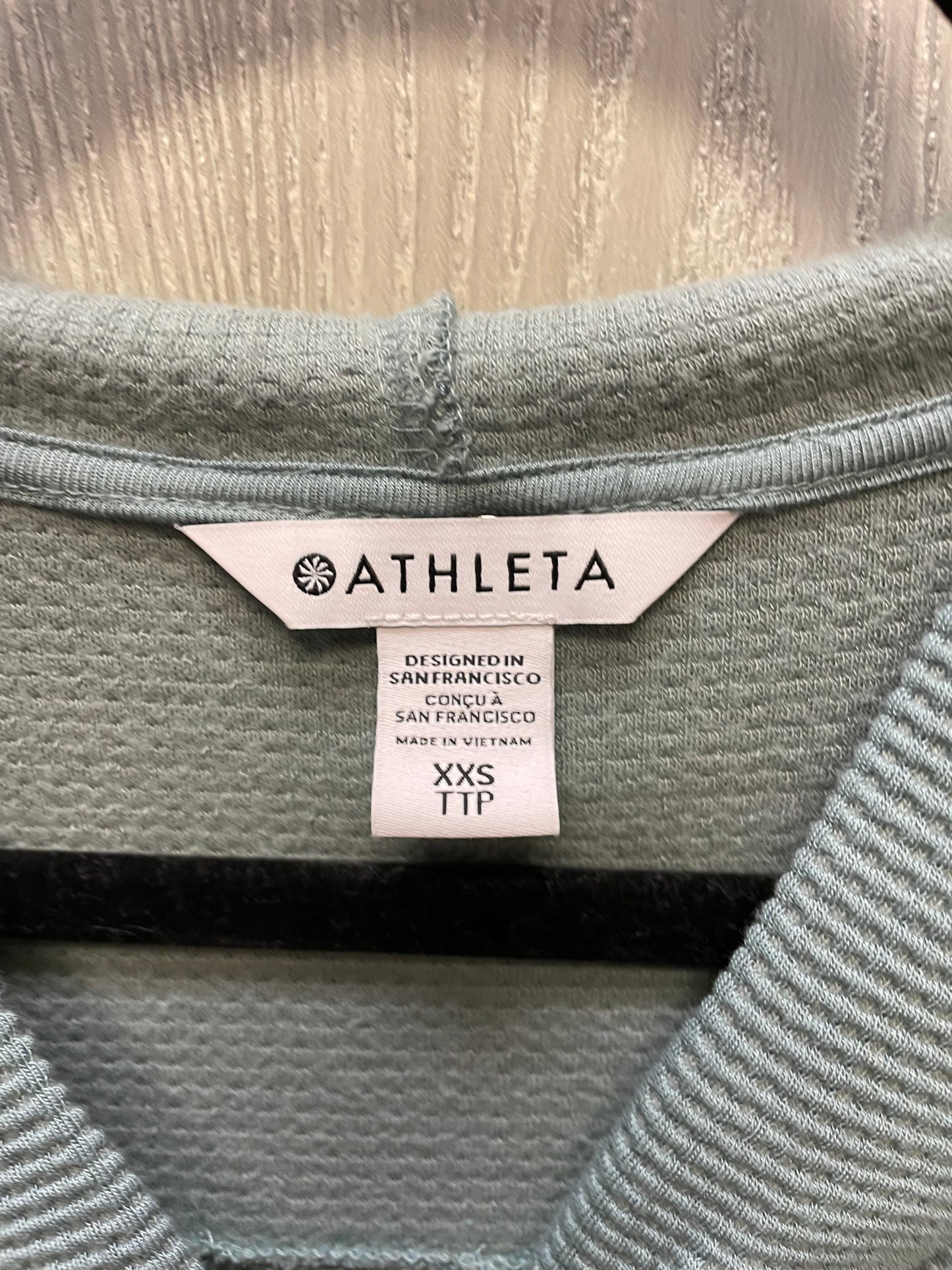 Top Long Sleeve By Athleta In Green, Size: Xs