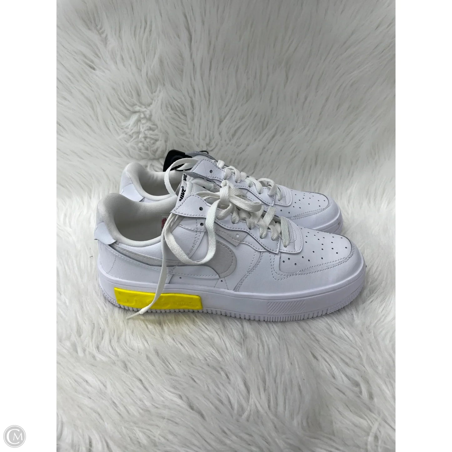 Shoes Sneakers By Nike In White & Yellow, Size: 9.5