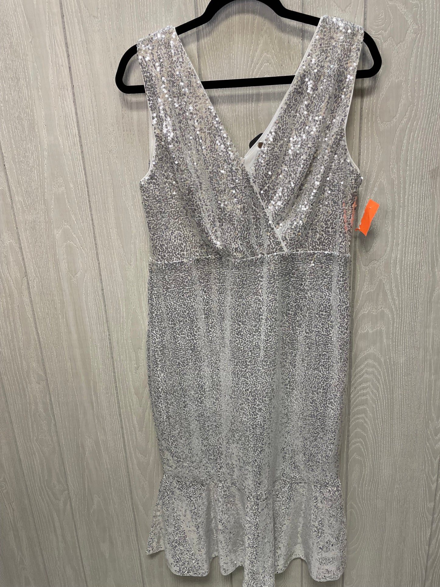 Dress Party Short By Clothes Mentor In Silver, Size: Xl