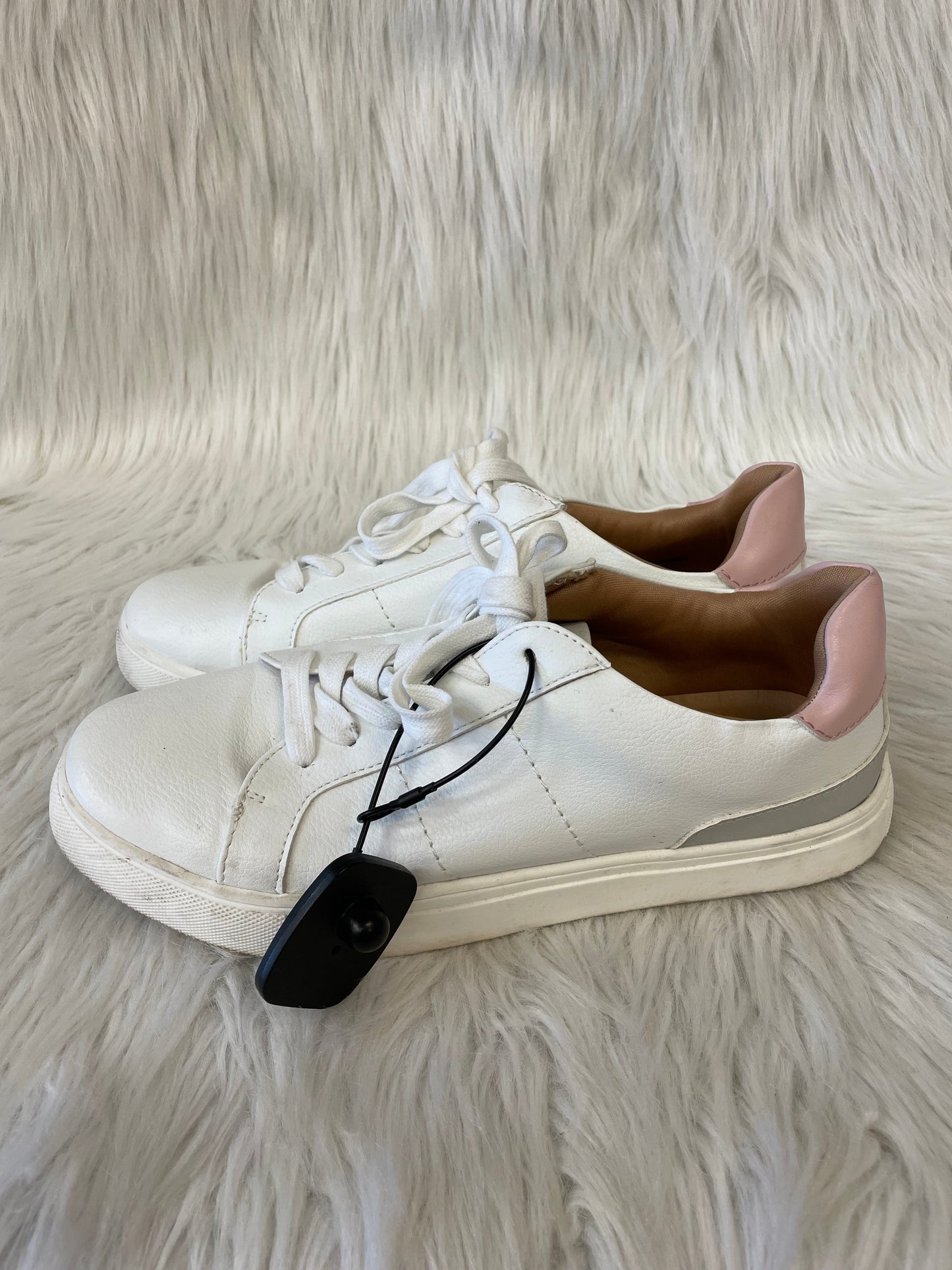 Shoes Sneakers By Dolce Vita In Cream, Size: 9