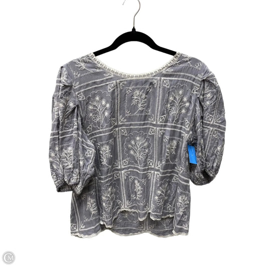 Top Short Sleeve By Solitaire In Grey & White, Size: L