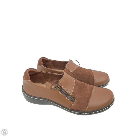 Shoes Flats By Clarks In Brown, Size: 10