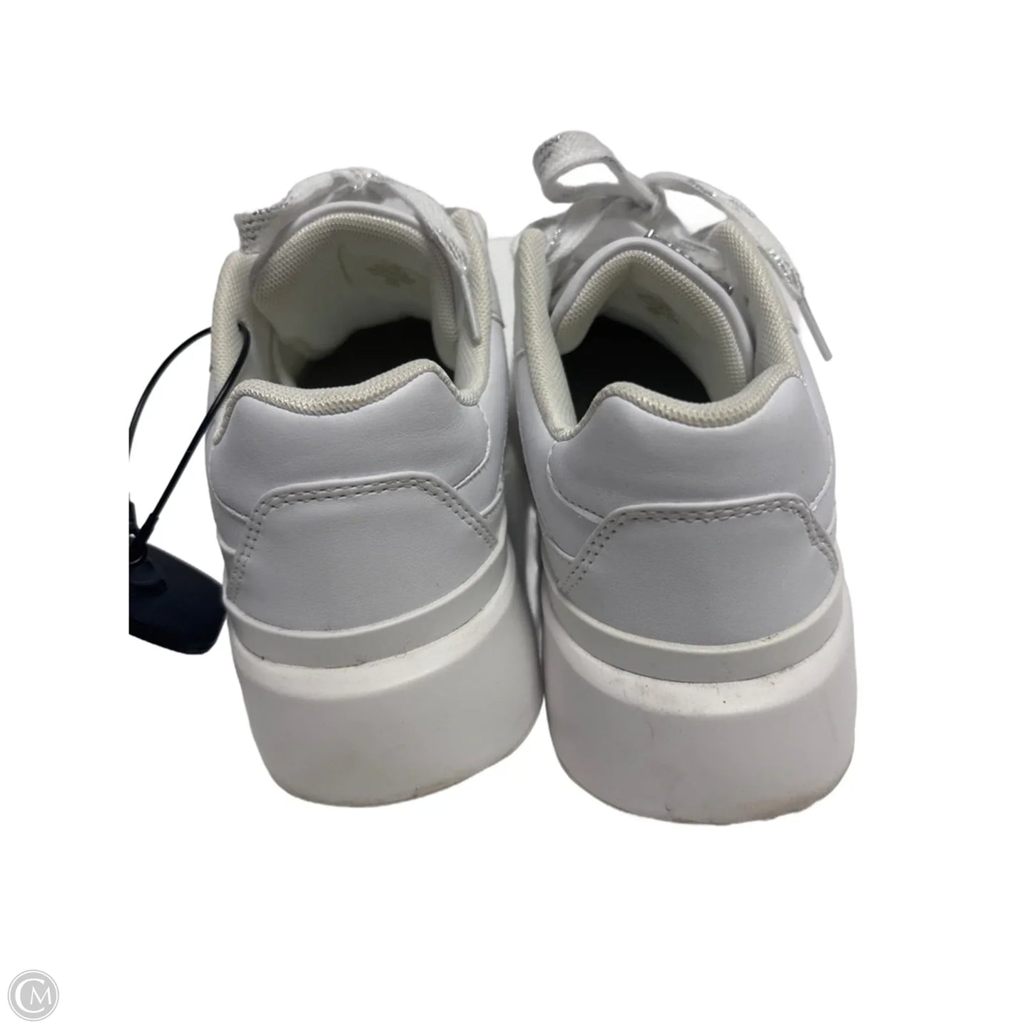 Shoes Sneakers By Guess In White, Size: 7.5