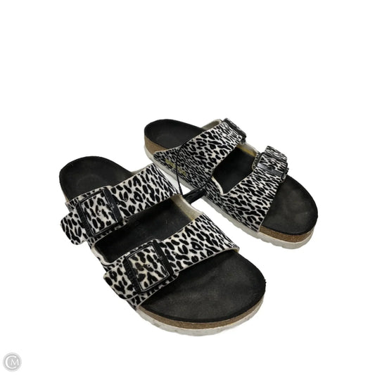 Sandals Flats By Birkenstock In Black & White, Size: 9.5