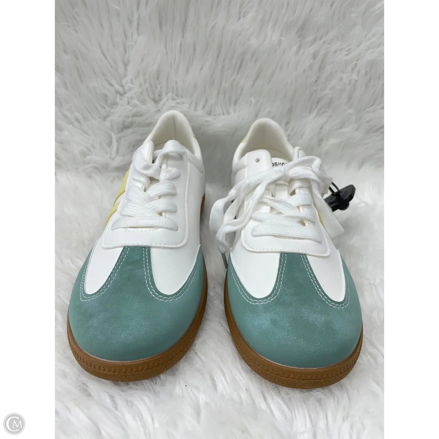 Shoes Sneakers By Cmc In White, Size: 9