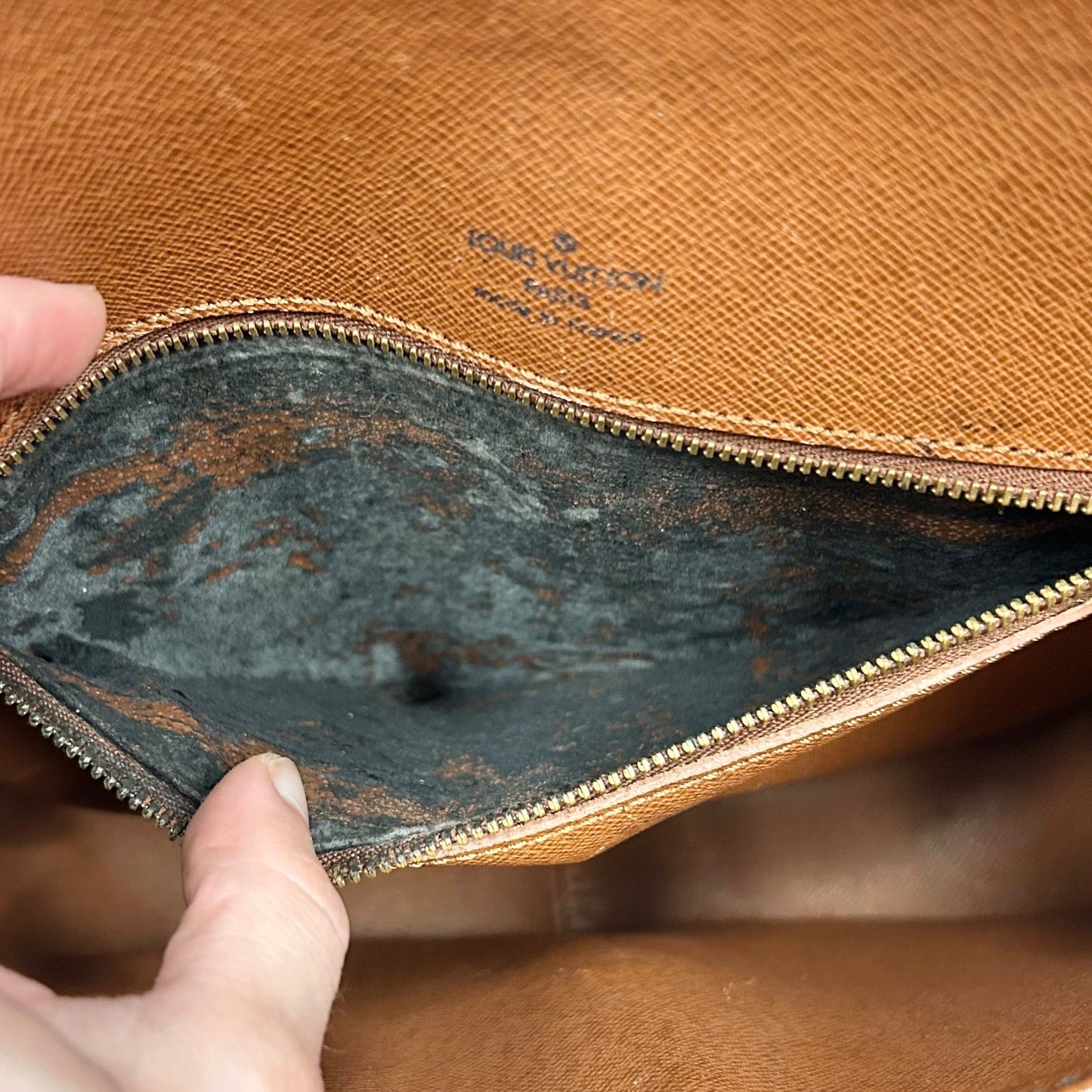 Crossbody Luxury Designer By Louis Vuitton, Size: Medium