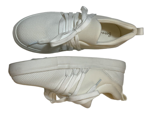 White Shoes Athletic Clothes Mentor, Size 8.5