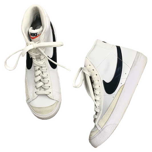 Shoes Sneakers By Nike In White, Size: 6.5