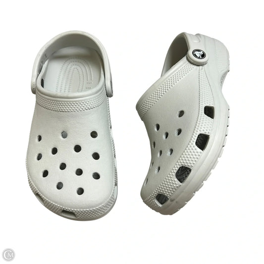 Shoes Flats By Crocs In Grey, Size: 7