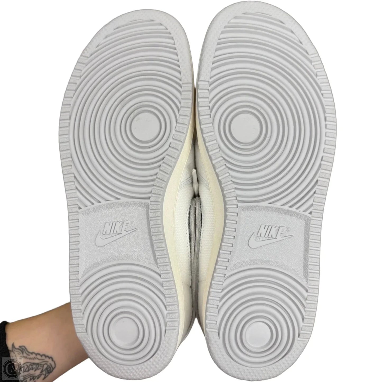 Shoes Sneakers By Nike In White, Size: 10