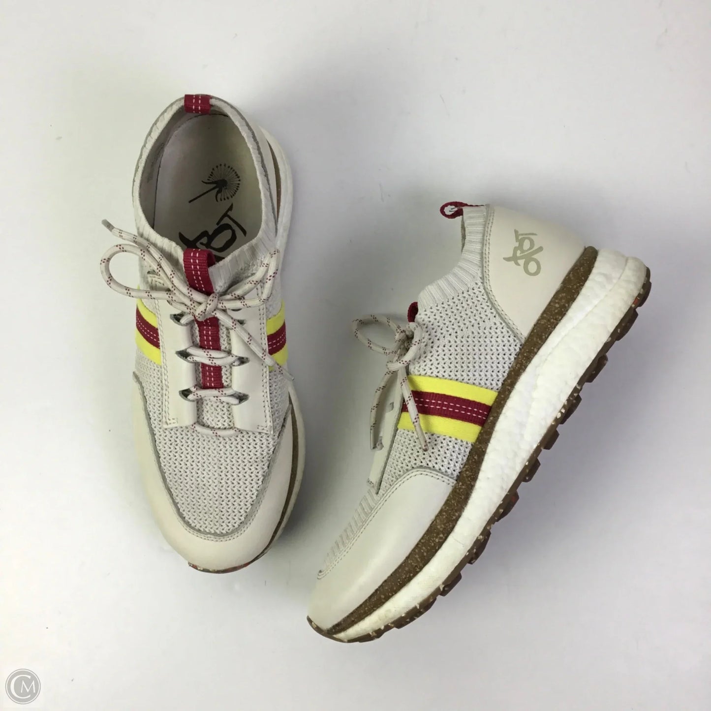 Shoes Sneakers By Clothes Mentor In Cream, Size: 9