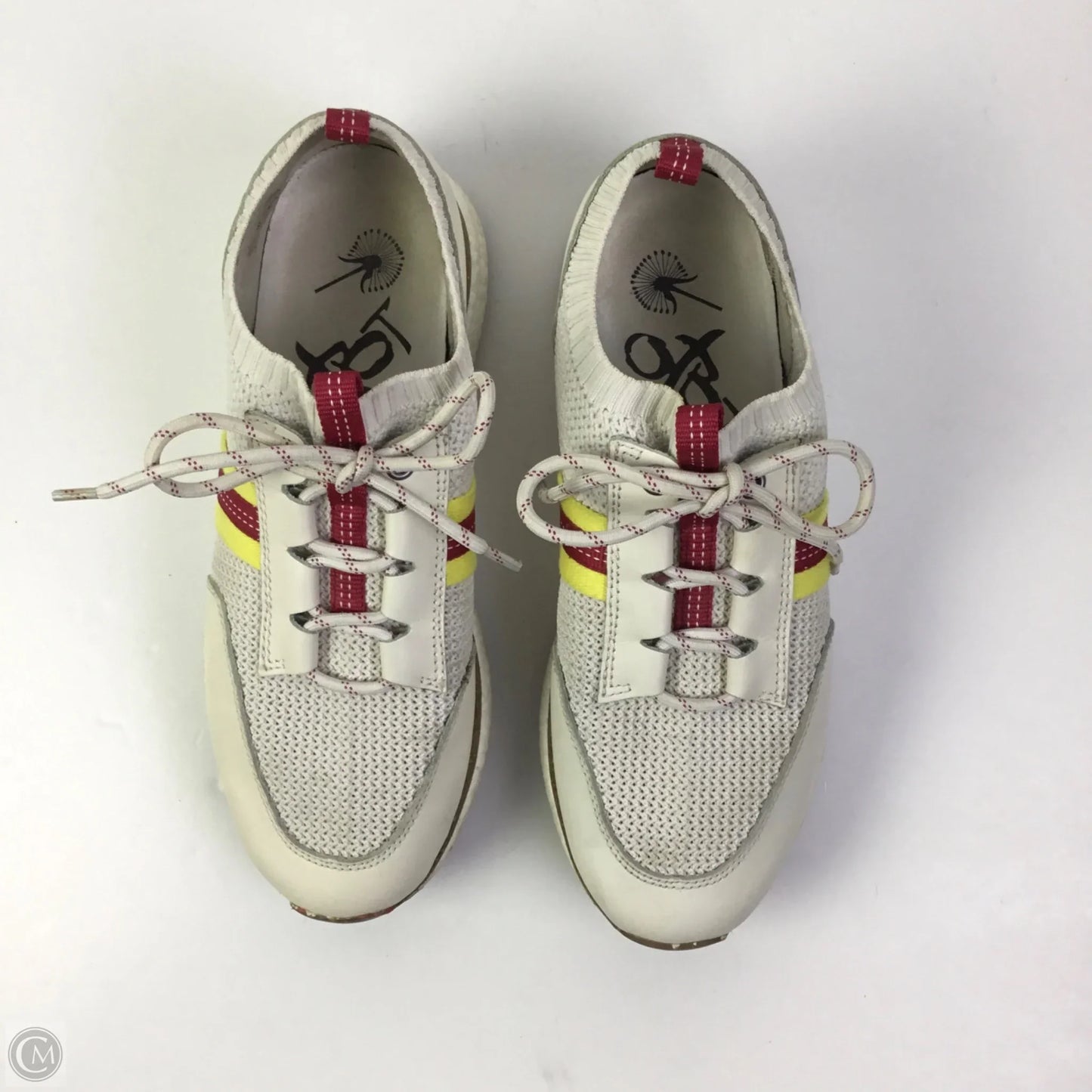 Shoes Sneakers By Clothes Mentor In Cream, Size: 9