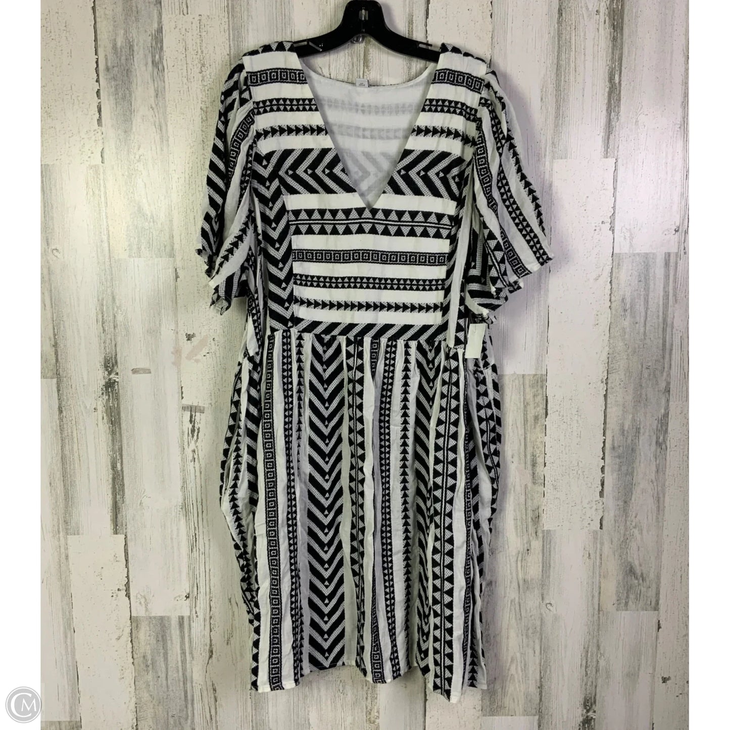 Dress Casual Short By Old Navy In Black & White, Size: Xxl
