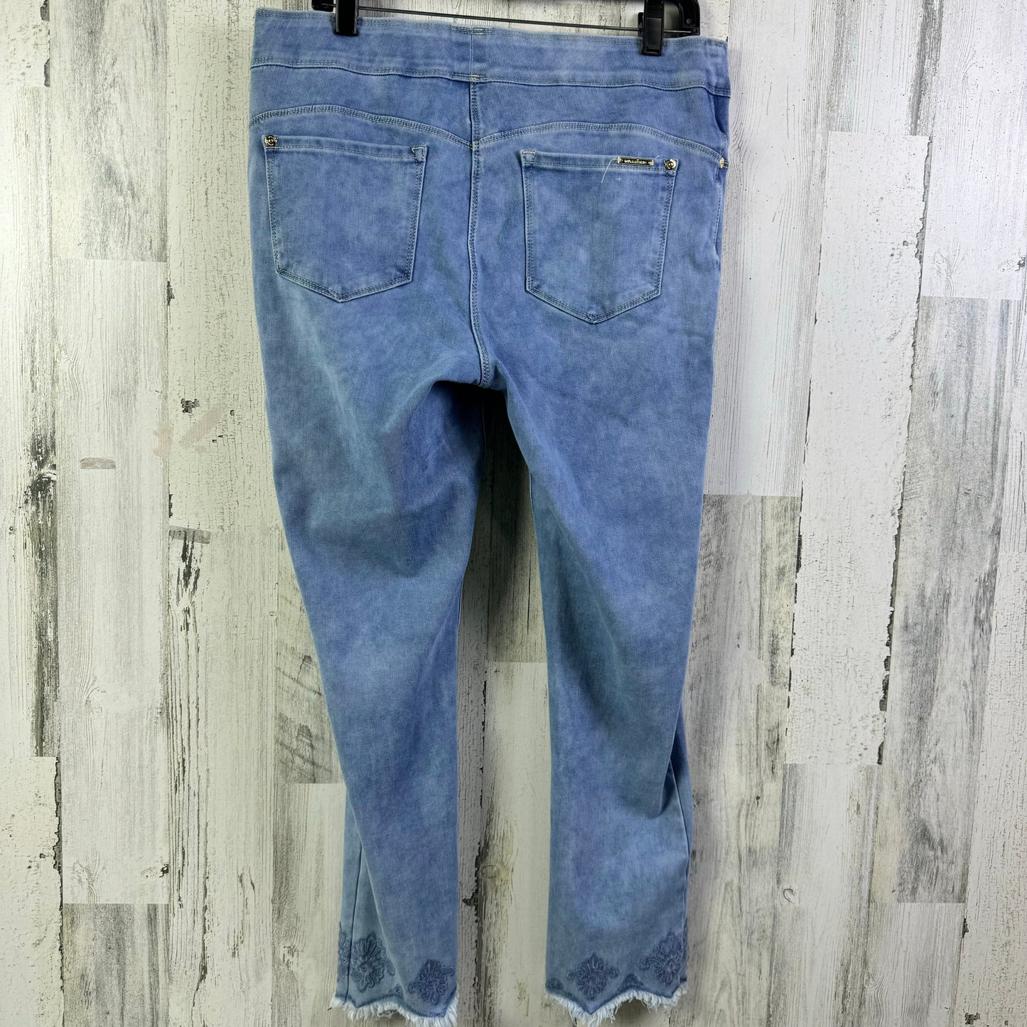 Capris By Clothes Mentor In Blue Denim, Size: 14