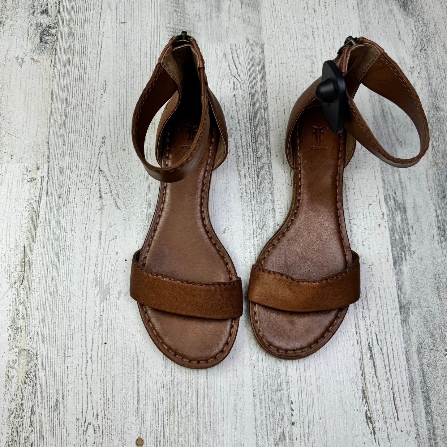 Brown Sandals Flats Frye, Size 6
