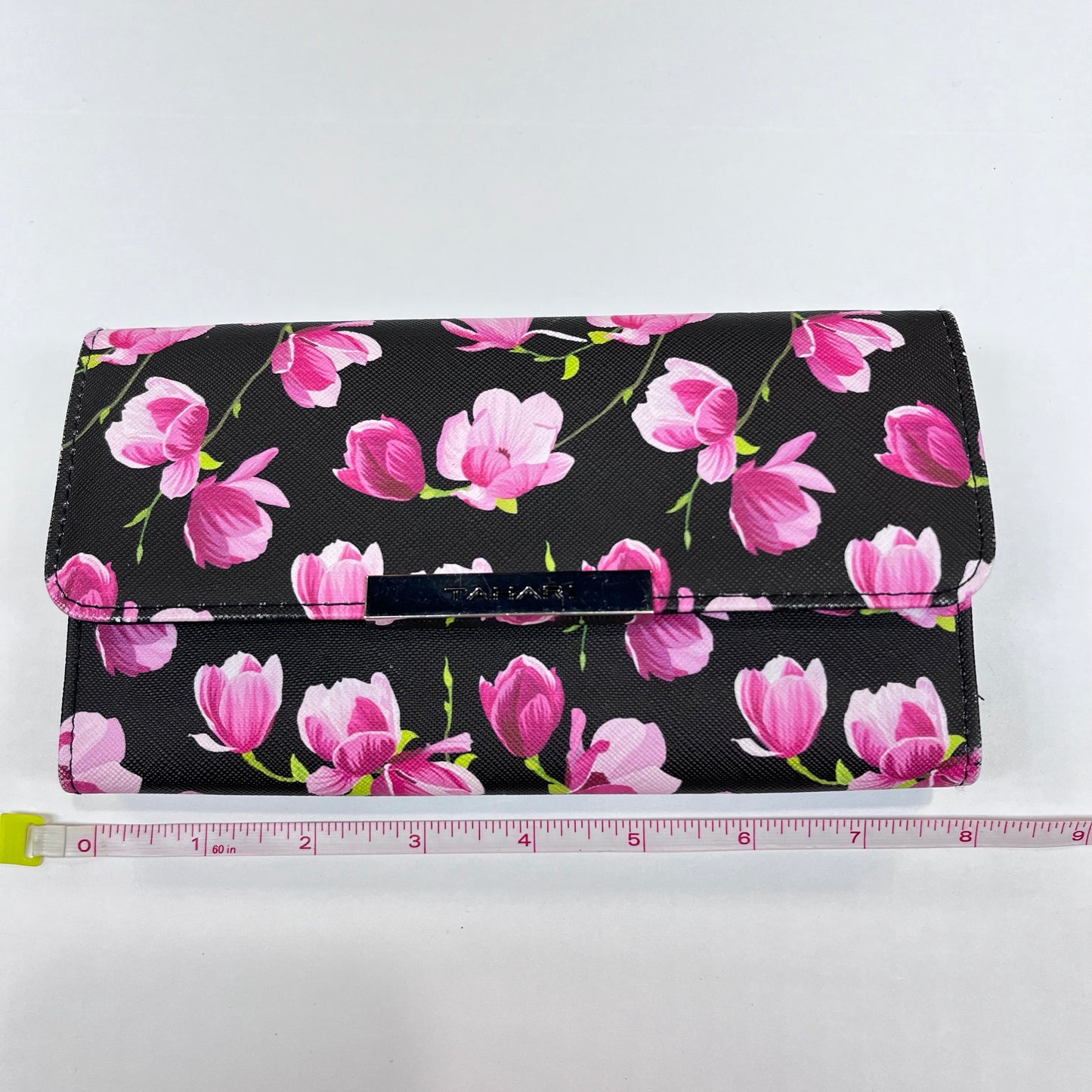 Wallet By Tahari By Arthur Levine, Size: Medium