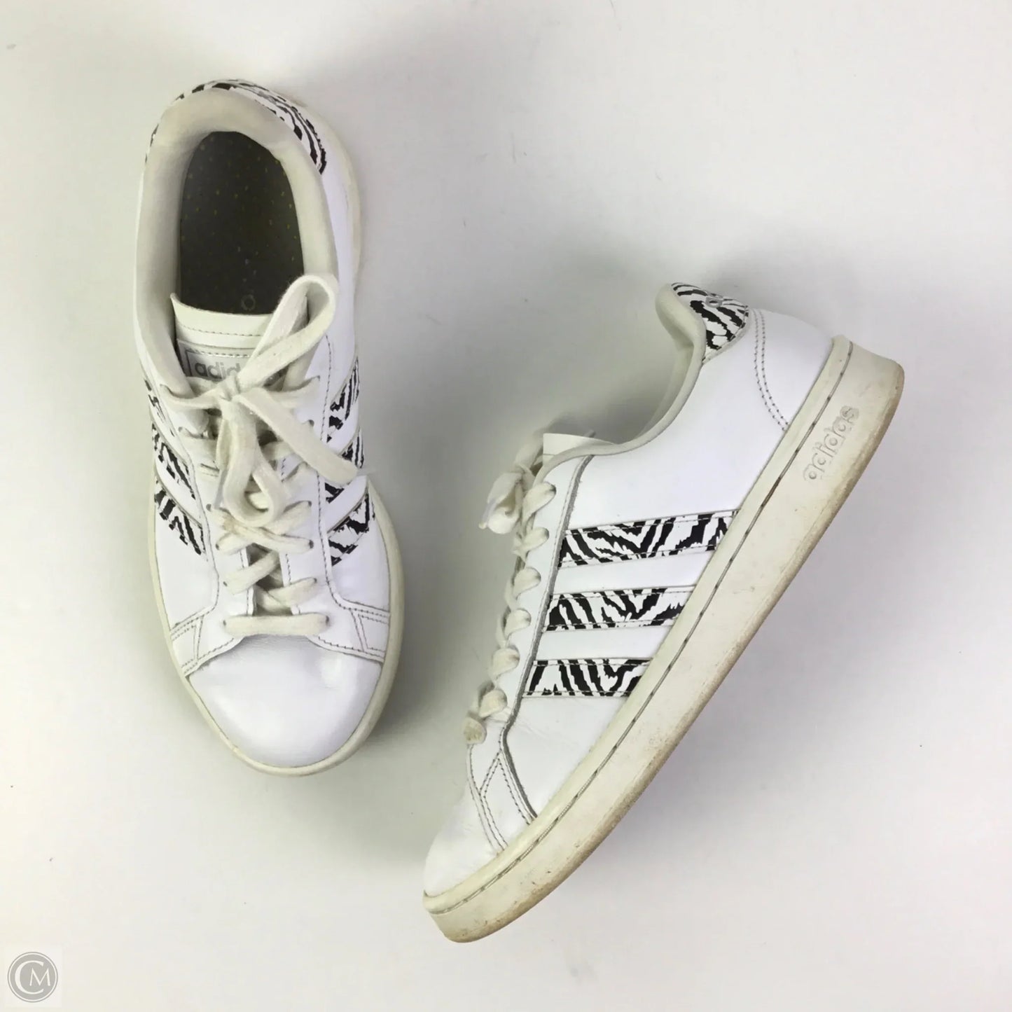 Shoes Sneakers By Adidas In White, Size: 9