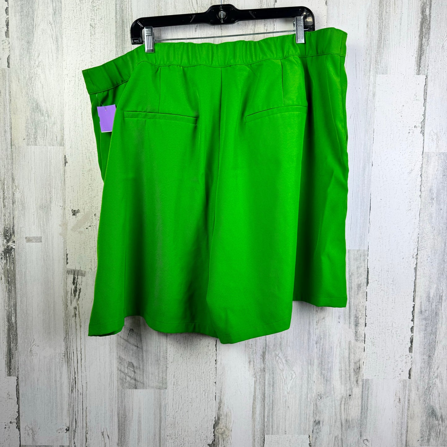 Green Shorts future collective, Size 20