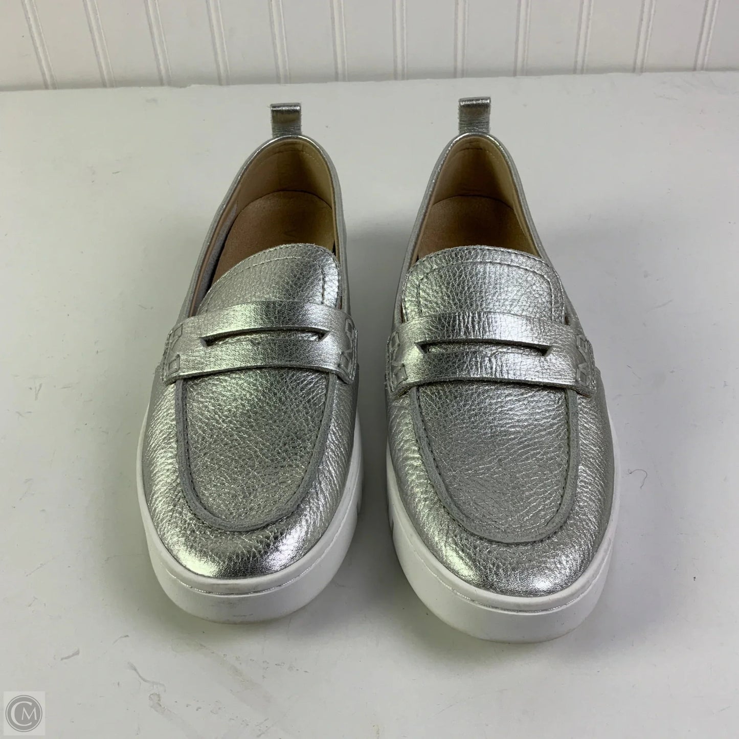 Shoes Flats By Vionic In Silver, Size: 8.5